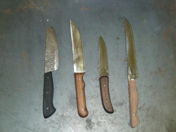 Noži vseh 4ih kovačov (marselov je 3. z leve)